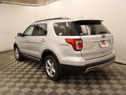 Used 2017 Ford Explorer XLT image 3