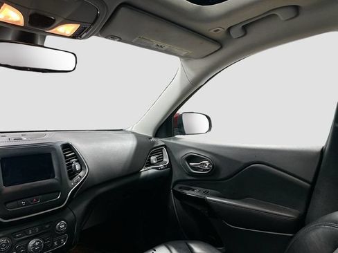 Used 2019 Jeep Cherokee Latitude Plus AWD/4WD image 24