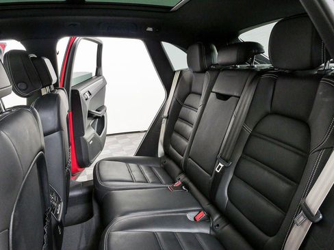 Certified 2022 Porsche Macan S AWD/4WD image 19