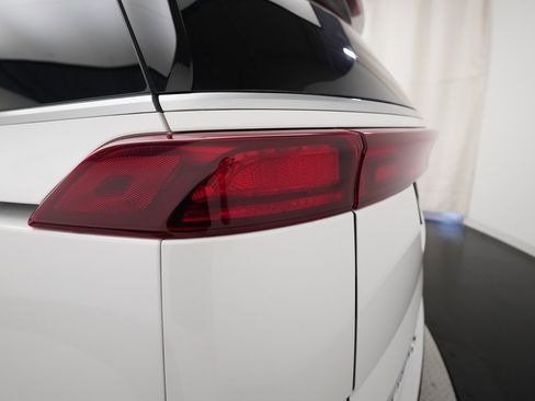 Certified 2024 Kia Carnival LX image 32