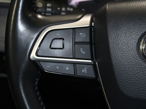 Used 2023 Toyota Highlander LE image 37