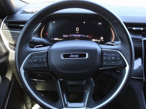 Used 2022 Jeep Grand Cherokee L Laredo image 13