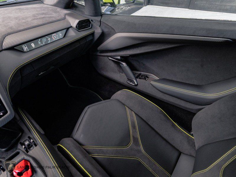 Used 2025 Lamborghini Revuelto AWD/4WD image 12