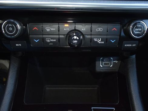 Used 2023 Jeep Compass Limited image 28