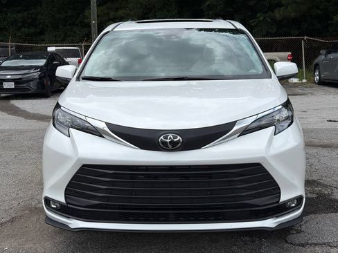 New 2026 Toyota Sienna XLE FWD image 2