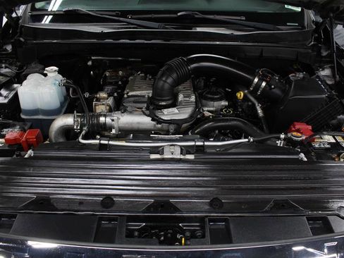 Used 2018 Nissan Titan SV w/ SV Convenience Package image 21