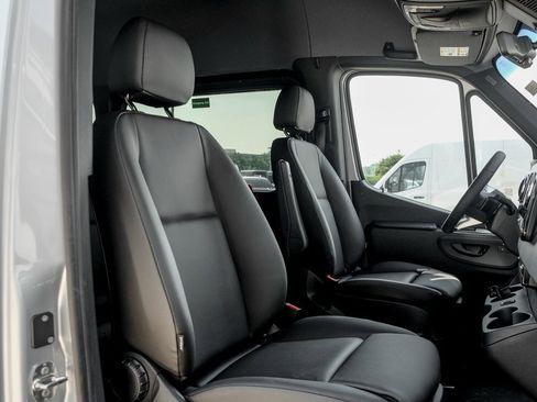 Used 2025 Mercedes-Benz Sprinter 2500 image 26
