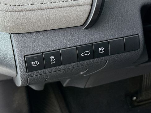 Used 2018 Toyota Camry LE FWD image 16