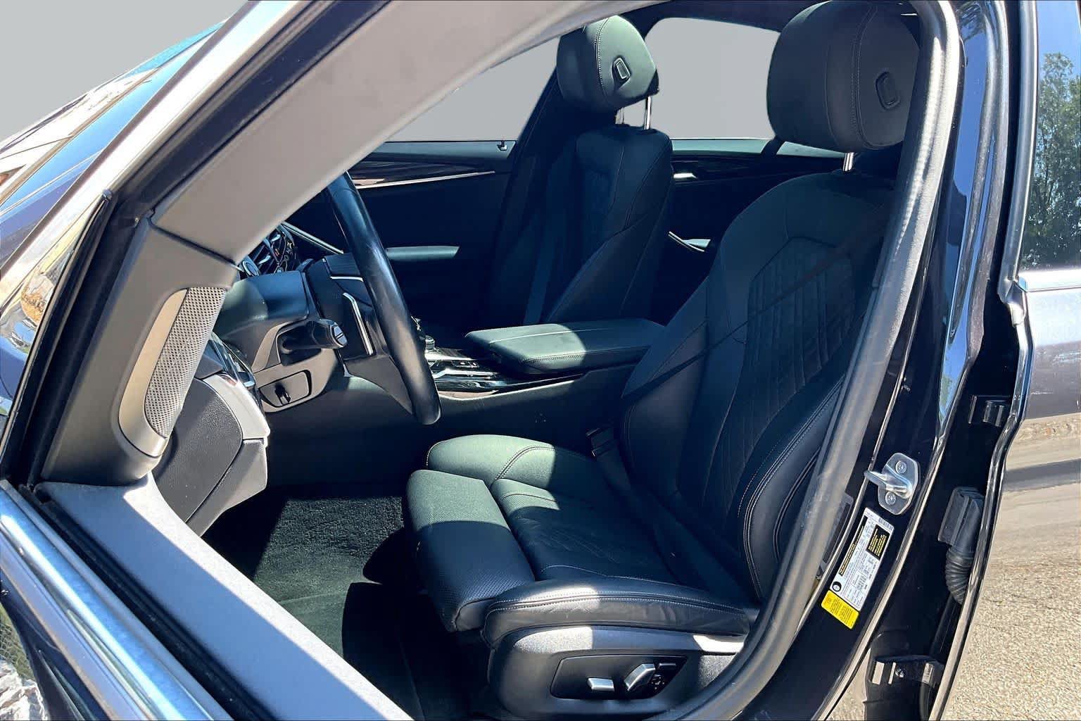 Used 2022 BMW 530i w/ Premium Package RWD image 8