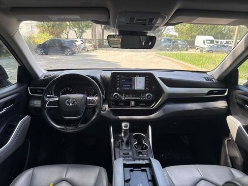 Used 2021 Toyota Highlander XLE AWD/4WD image 25