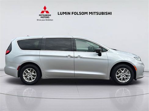Used 2024 Chrysler Pacifica Touring-L FWD image 6