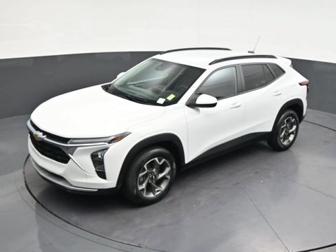 Used 2024 Chevrolet Trax LT FWD image 18