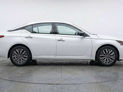 Used 2025 Nissan Altima 2.5 SV FWD image 11