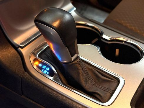 Used 2019 Jeep Grand Cherokee Laredo image 31