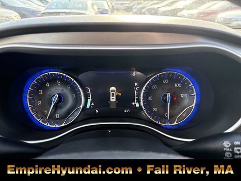 Used 2023 Chrysler Pacifica Touring-L image 32