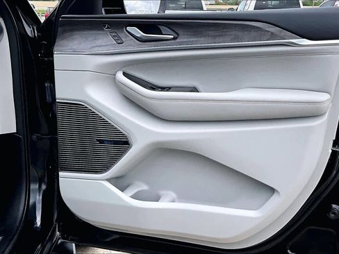 Used 2021 Jeep Grand Cherokee L Overland w/ Luxury Tech Group IV image 23