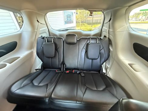 Used 2024 Chrysler Pacifica Touring-L FWD image 19