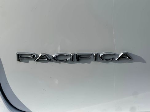 Used 2023 Chrysler Pacifica Touring-L image 39