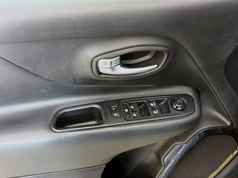 Used 2018 Jeep Renegade Altitude AWD/4WD image 25