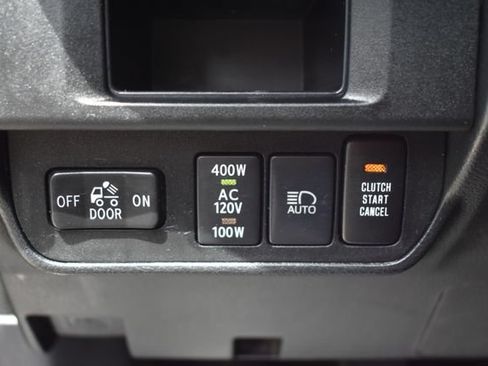Used 2018 Toyota Tacoma SR5 AWD/4WD image 21
