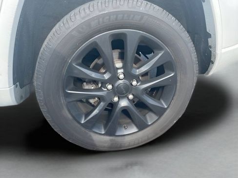 Used 2018 Jeep Grand Cherokee Altitude AWD/4WD image 12