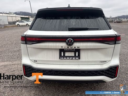 Used 2025 Volkswagen Tiguan SE R-Line image 4