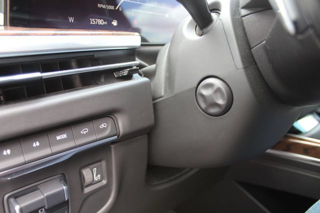 Used 2025 Cadillac Escalade ESV Sport Platinum w/ LPO, Floor Liner Package AWD/4WD image 30