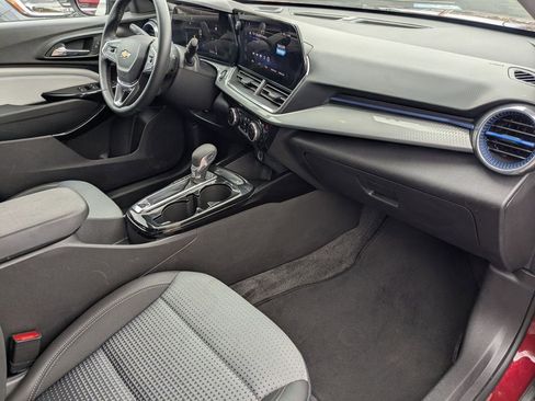 Used 2025 Chevrolet Trax LT w/ LT Convenience Package image 29