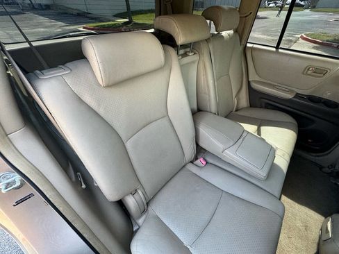 Used 2005 Toyota Highlander 4WD V6 w/ 3rd Row image 13