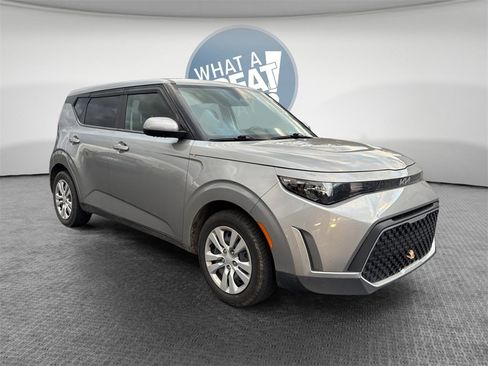 Used 2023 Kia Soul LX image 1