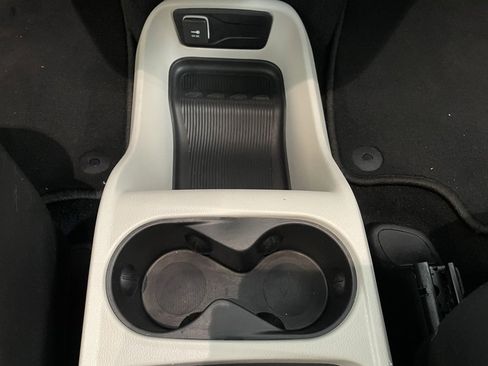 Used 2022 Chrysler Voyager LX image 12