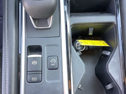 Used 2022 Nissan Pathfinder SV image 19