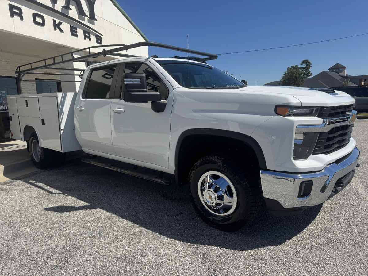 Used 2024 Chevrolet Silverado 3500 LT w/ Convenience Package RWD image 4