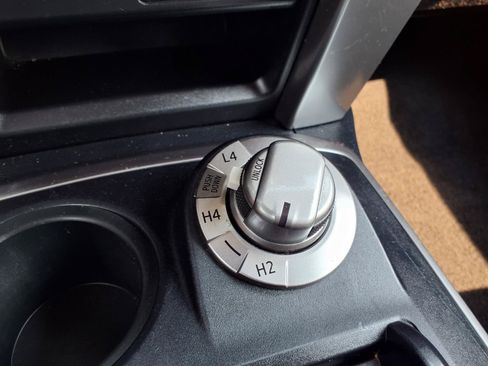 Used 2018 Toyota 4Runner SR5 AWD/4WD image 10