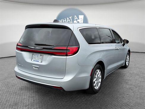 Used 2023 Chrysler Pacifica Touring-L image 3