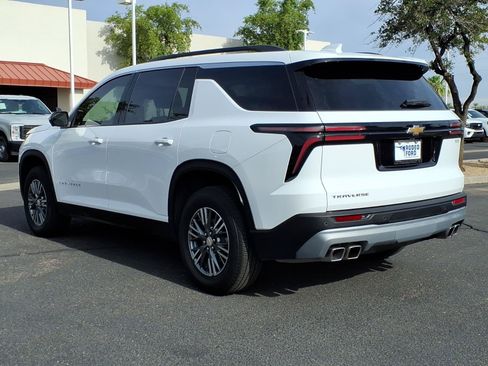 Used 2025 Chevrolet Traverse LT w/ Driver Confidence Package FWD image 3