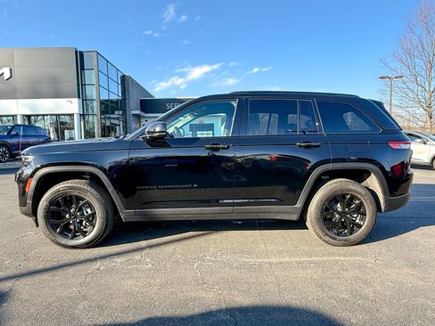 Used 2025 Jeep Grand Cherokee Altitude image 10