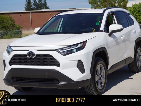 Used 2025 Toyota RAV4 XLE image 1