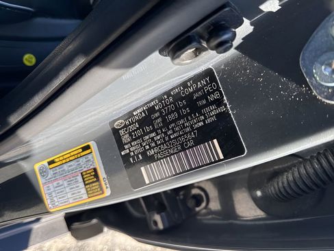 Used 2025 Hyundai Venue Limited image 33