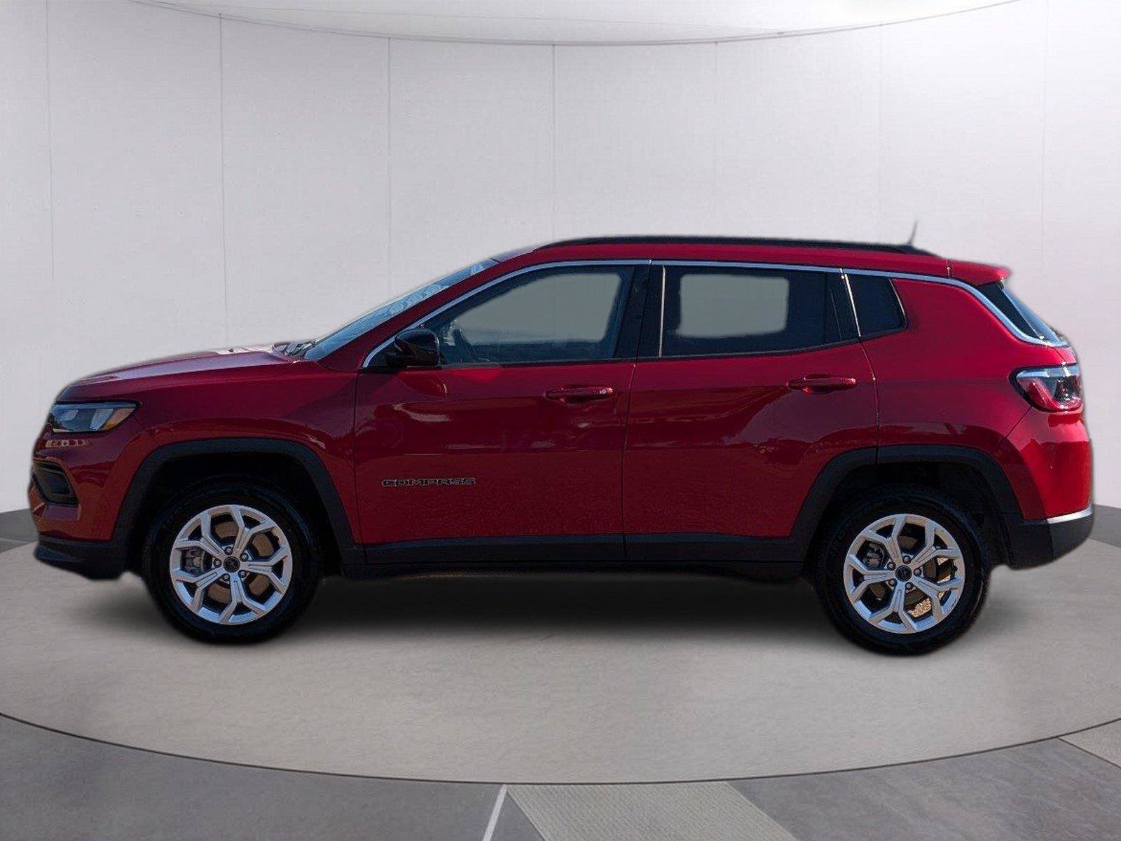 Used 2025 Jeep Compass Latitude AWD/4WD image 2