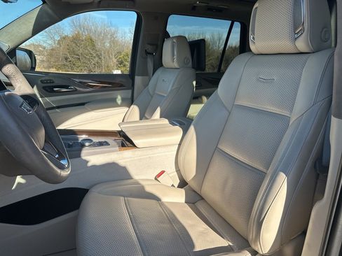 Used 2022 Cadillac Escalade Sport Platinum w/ LPO, ONYX Package image 5