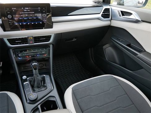 Certified 2025 Volkswagen Taos SE image 23