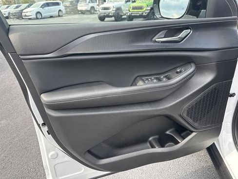 New 2025 Jeep Grand Cherokee Altitude image 9