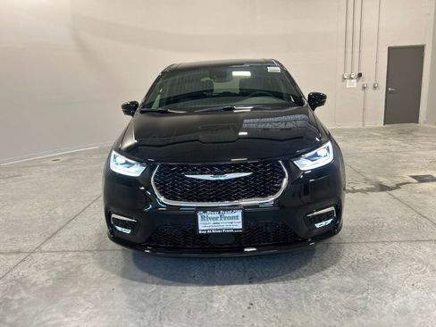 New 2026 Chrysler Pacifica Select image 3