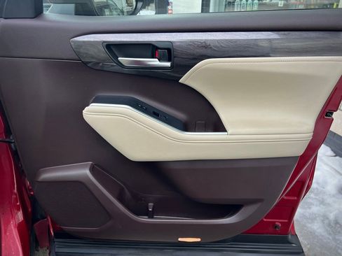 Used 2020 Toyota Highlander Limited image 29