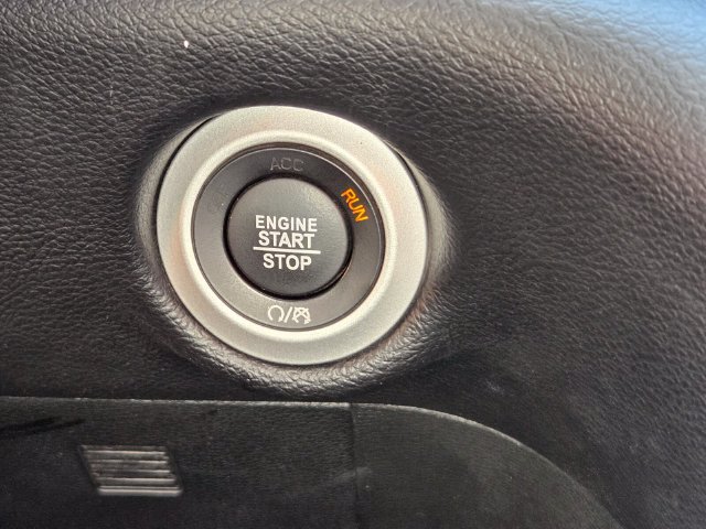 Used 2025 Chrysler Pacifica Select FWD image 16