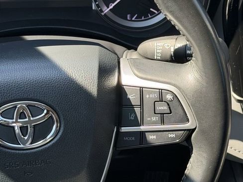 Used 2023 Toyota Highlander LE FWD image 13