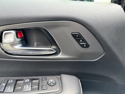 Used 2025 Chrysler Pacifica Select FWD image 29