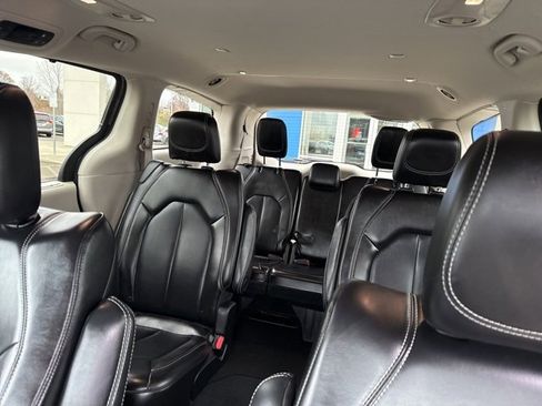 Used 2023 Chrysler Pacifica Touring-L image 30