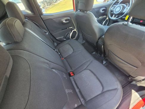 Used 2015 Jeep Renegade Latitude FWD image 6